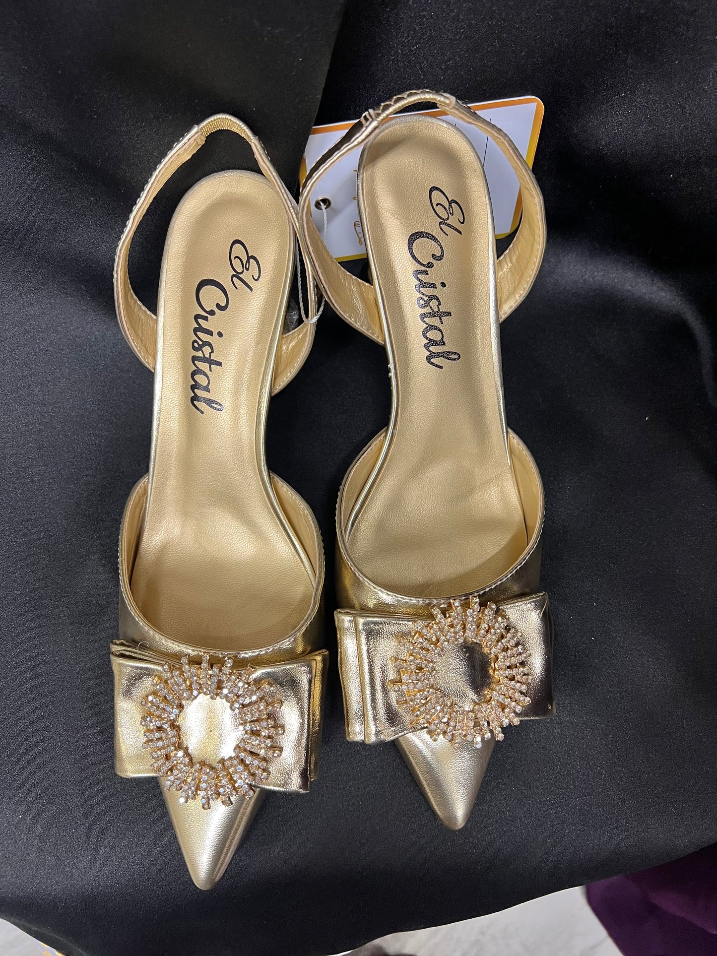 Gold with round brooch shoe