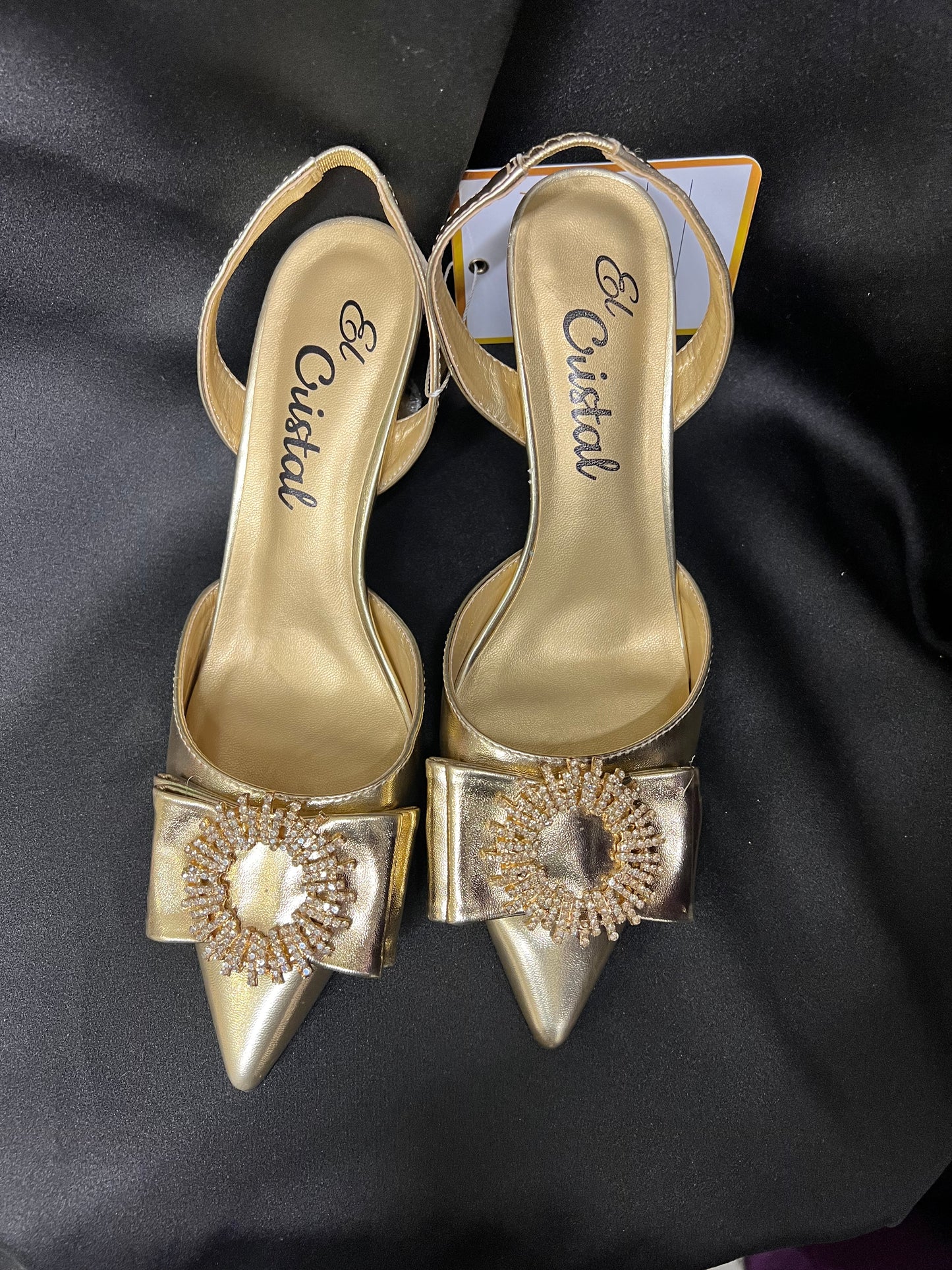 Gold with round brooch shoe