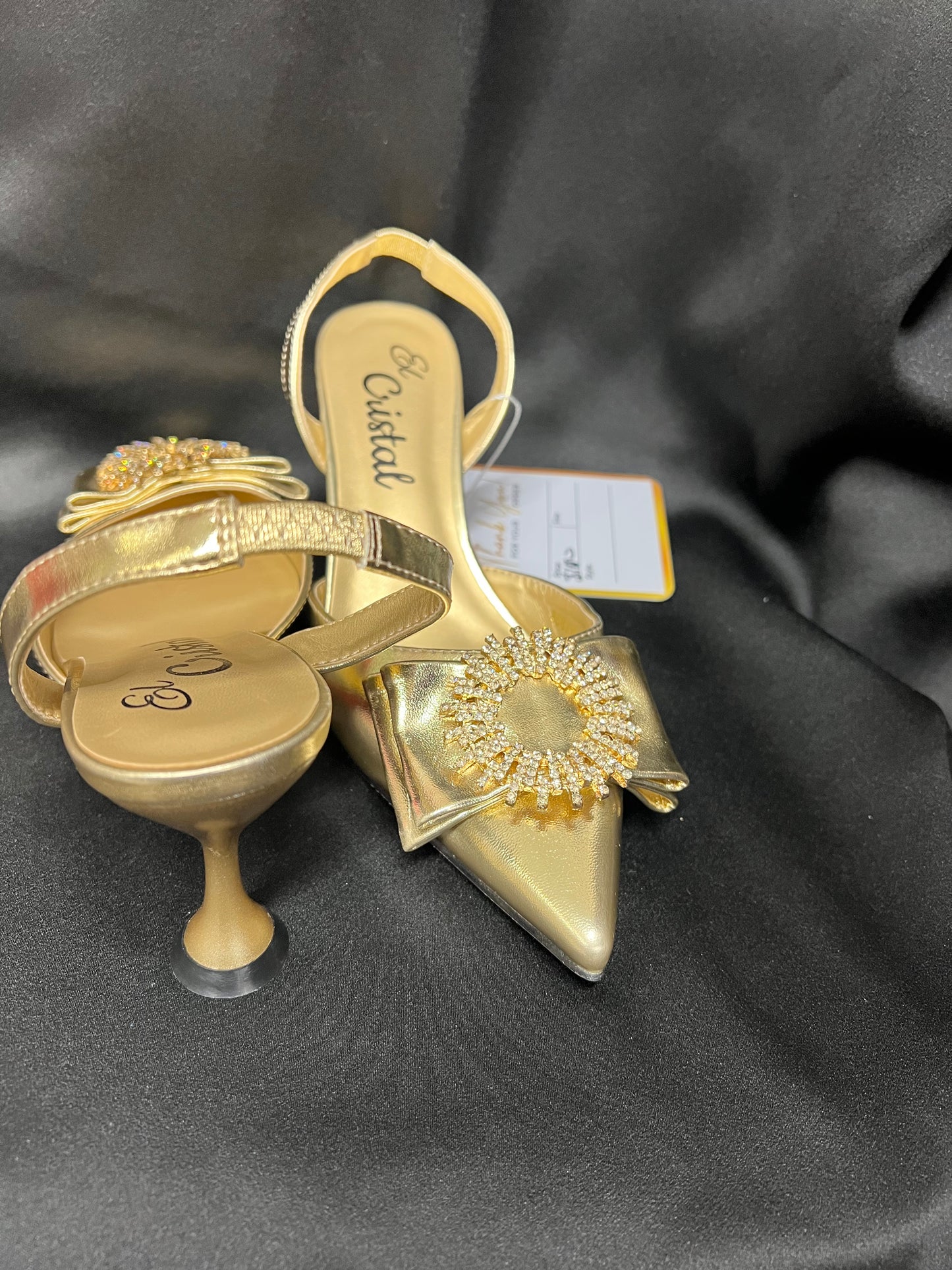 Gold with round brooch shoe