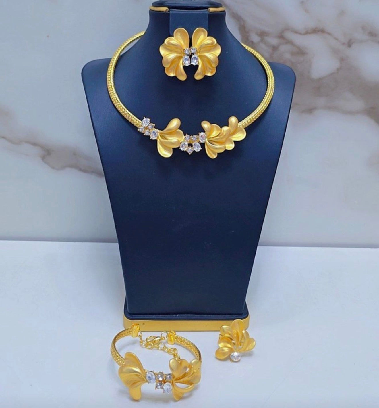 Linked up choker